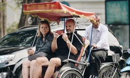 Xích lô chở khách du lịch tại Hồ Gươm. Ảnh: Mạnh Thắng