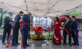 Hà Nội gắn biển công trình cải tạo vườn hoa Tao Đàn