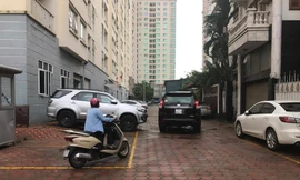 Bãi xe không phép “xà xẻo” vỉa hè chung cư