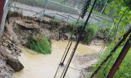 Cho đến hôm nay, dòng suối bị nhiễm dầu vẫn có mùi khét. Ảnh Trần Hoàng