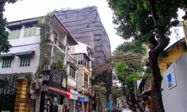 Công trình số 26, 28, 30 phố Nhà Chung, nằm trong khu vực phố cũ nhưng ngang nhiên xây vượt 3 tầng gây bức xúc dư luận.