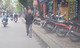 Xoá vạch sơn 'thụt thò' trên vỉa hè nhiều tuyến phố Hà Nội