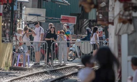 Du khách đứng ngoài rào chắn để chụp ảnh. Ảnh Như Ý