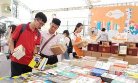 Độc giả hào hứng tham gia Hội sách Hà Nội 2018. Ảnh: Tình Lê