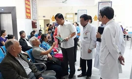 Lãnh đạo Sở Y tế Hà Nội kiểm tra khâu đón tiếp bệnh nhân tại một bệnh viện