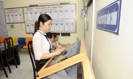 Người dân làm thủ tục trực tuyến tại huyện Quốc Oai, Hà Nội. Ảnh: Như Ý