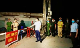 Một chốt kiểm dịch COVID-19 được thiết lập trong đêm tại tỉnh Vĩnh Phúc. Ảnh minh họa