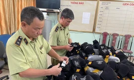 Lực lượng chức năng thu giữ các sản phẩm khẩu trang 