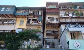 Thót tim với những căn nhà ở Thủ đô oằn mình chờ sập