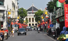Đường phố Hà Nội 'khoác áo mới' dịp 30/4-1/5