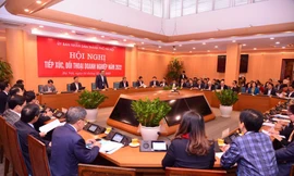 Chủ tịch Hà Nội khẳng định sẽ 'đứng cạnh, đi cạnh' doanh nghiệp