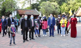  Đoàn khách du lịch đầu tiên đến Hà Nội năm 2021 thăm quan Văn Miếu