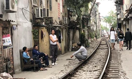 Bao giờ chấm dứt cảnh “sống chung” với đường tàu