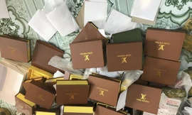 Loạt túi mang thương hiệu LV bị thu giữ. Ảnh: Cục QLTT