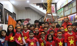 Hàng chục cổ động viên nhí đến thăm nhà Quang Hải 