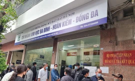 Cảnh đông đúc khi người dân đổ xô đi nộp tiền sử dụng đất trước ngày 1-3-2021