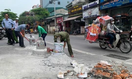 Hà Nội: Phá dỡ loạt trụ bê tông án ngữ trước chung cư