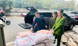 Phát hiện 1 tấn nầm lợn bốc mùi tập kết gần chợ Đồng Xuân