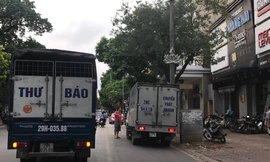 Xe thư báo chở hàng giờ cao điểm trên phố Hai Bà Trưng, Hoàn Kiếm