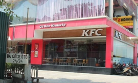 Hàng quán vẫn mở cửa đón khách sau lệnh cưỡng chế mương Nghĩa Đô 