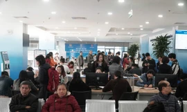 Người dân Hà Nội xếp hàng từ 5h sáng để làm thủ tục hành chính