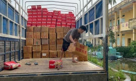 Phát hiện 1.000 thùng bánh bông lan nghi nhập lậu tại 'thủ phủ hàng nhái' La Phù