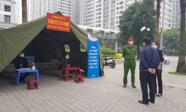 Người dân tụ tập uống nước đoạn trước cổng Bệnh viện Nhi Trung ương