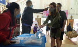 100% khách đeo khẩu trang, rửa tay trước khi vào chợ Đồng Xuân