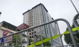 Phong tỏa phố Lê Trực. Ảnh Hoàng Mạnh Thắng