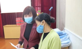 Người dân nghẹn ngào khi nhận mỳ, gạo hỗ trợ 