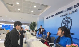Người dân Hà Nội làm thủ tục hành chính liên thông các quận, huyện