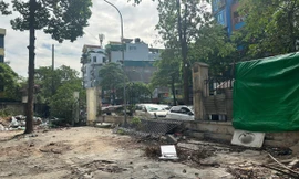 Cảnh xuống cấp, đổ nát trước khi cải tạo, hạ rào vỉa hè Công viên Tuổi trẻ 