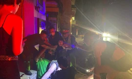 Cô gái người Anh rơi xuống hố cáp ngầm khi đi bộ trên vỉa hè Hà Nội