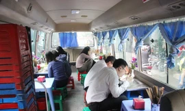 Quán bún chả trong xe khách bị xử phạt 2,5 triệu đồng