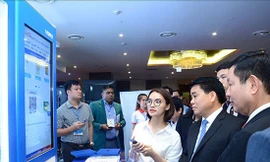 Chủ tịch Hà Nội thăm quan Triển lãm giới thiệu các sản phẩm, giải pháp công nghệ tiên tiến cho thành phố thông minh.