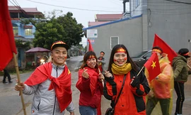 Người hâm mộ đến nhà Quang Hải ủng hộ đội tuyển Việt Nam. Ảnh: Quang Định