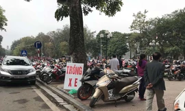 Hà Nội: Chính quyền làm ngơ bãi xe không phép quanh di tích?
