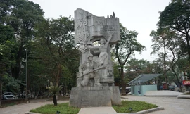 Vì sao vườn hoa Hàng Đậu xuất hiện nhiều 'khối bê tông lạ' sau khi cải tạo?