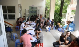 Người dân đến khám bệnh tại Trung tâm y tế phường Hạ Đình