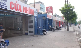 Các quán lẩu, quán bia, cửa hàng nhôm kính quán xá vây kín trên đất cống hoá kênh mương làm bãi đỗ xe và công trình phụ trợ. 