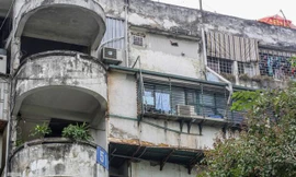 Chung cư 51 Huỳnh Thúc Kháng được yêu cầu di dời toàn bộ người dân trong Qúy I/2022. Ảnh: Duy Phạm