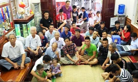 Cổ động viên đội mưa đến nhà Quang Hải 'tiếp lửa' Olympic Việt Nam