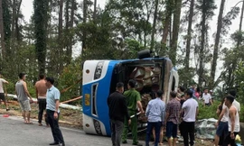 Xe khách lật ngang khi đổ đèo Tam Đảo, 13 người thương vong