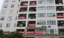 Người dân căng băng rôn phản đối xây bãi xe ngầm trong công viên Cầu Giấy.