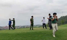 Công an lên tận 'green' giải tán người chơi golf