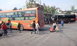 Ngày 1/2 (tức 27 Tết) là ngày làm việc cuối cùng trước kỳ nghỉ Tết. Thông thường đây là thời điểm dòng người về quê ăn Tết. Thế nhưng các bến xe lớn ở Hà Nội đều vắng khách.