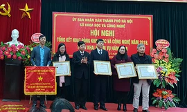Phó Chủ tịch UBND TP Hà Nội Ngô Văn Quý trao bằng khen cho các cá nhân, đơn vị của Sở KH-CN.