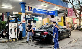 Lực lượng QLTT Hà Nội kiểm tra việc bán xăng dầu tại các cây xăng