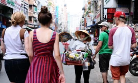 Hàng rong mời chào du khách. Ảnh minh họa