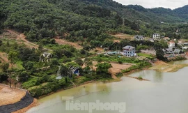 Cận cảnh đổ đất 'bức tử' hồ sinh thái ở Sóc Sơn